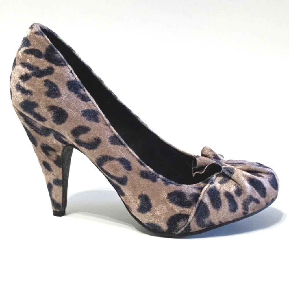 Velvet Leopard Print Pumps Tan Black Round Toe Ruffle